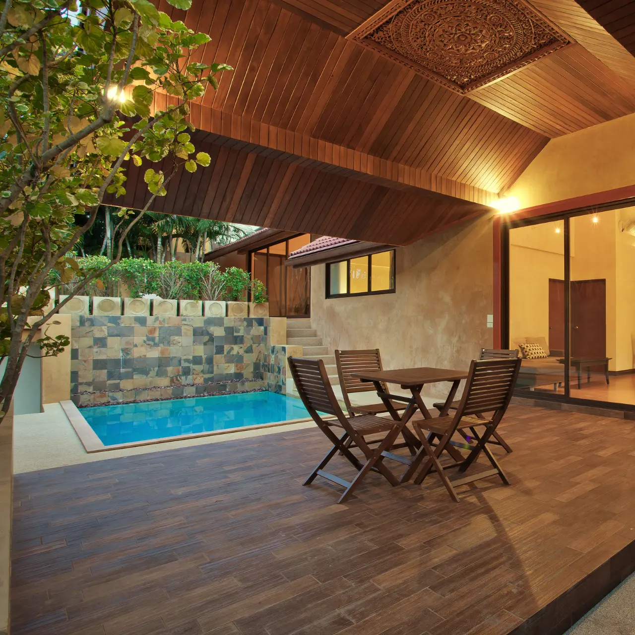 Interior con piso de madera